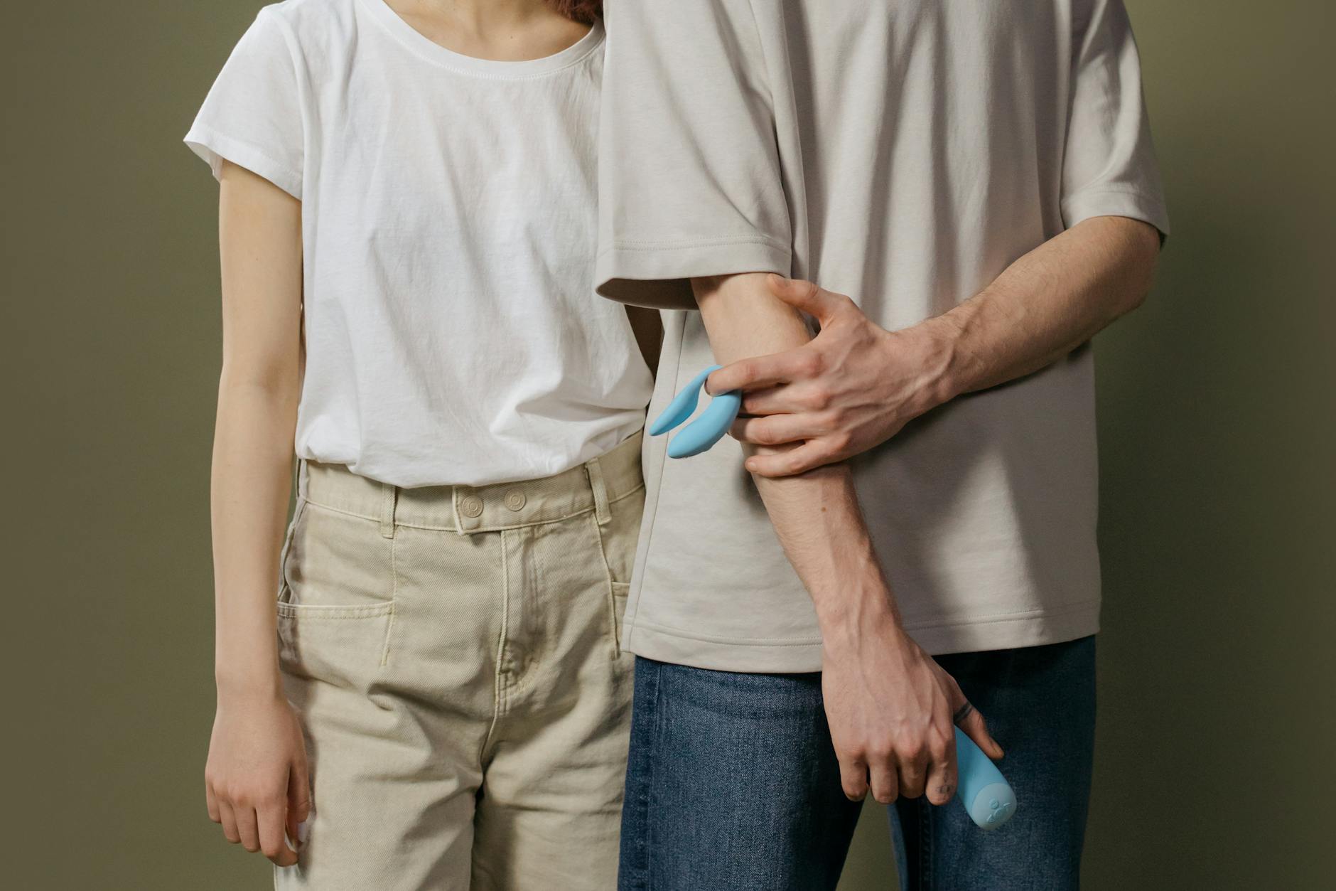 Pareja joven de pie juntos en interiores, manteniendo conexión cercana durante momentos de intimidad